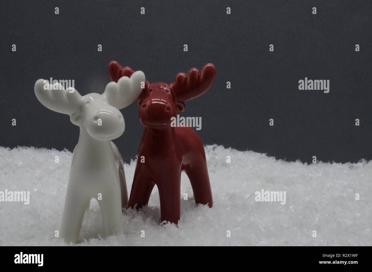 Deux orignaux sont debout dans la neige dans la soirée, carte de Noël Banque D'Images