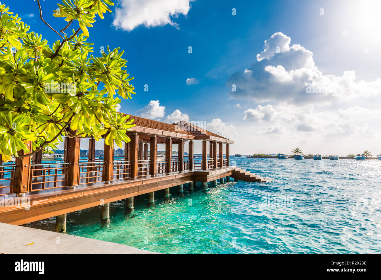 Maldives dock et zone d'aéroport pour les touristes dans une journée ensoleillée. Quai ou port de luxe aux Maldives avec mangrove avec lagune d'azur Banque D'Images