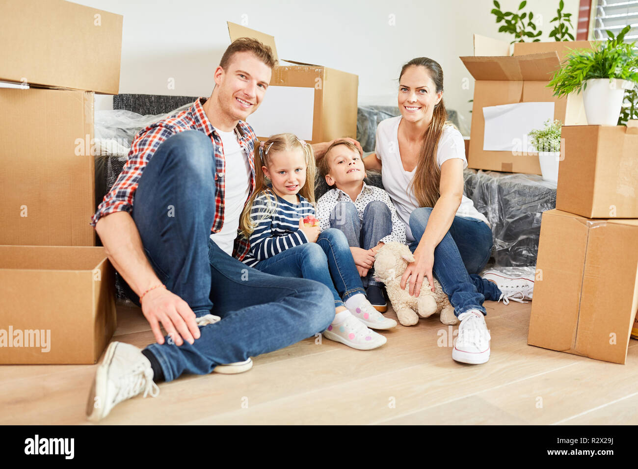 Famille et enfants heureux déménagement dans nouvel appartement ou maison Banque D'Images