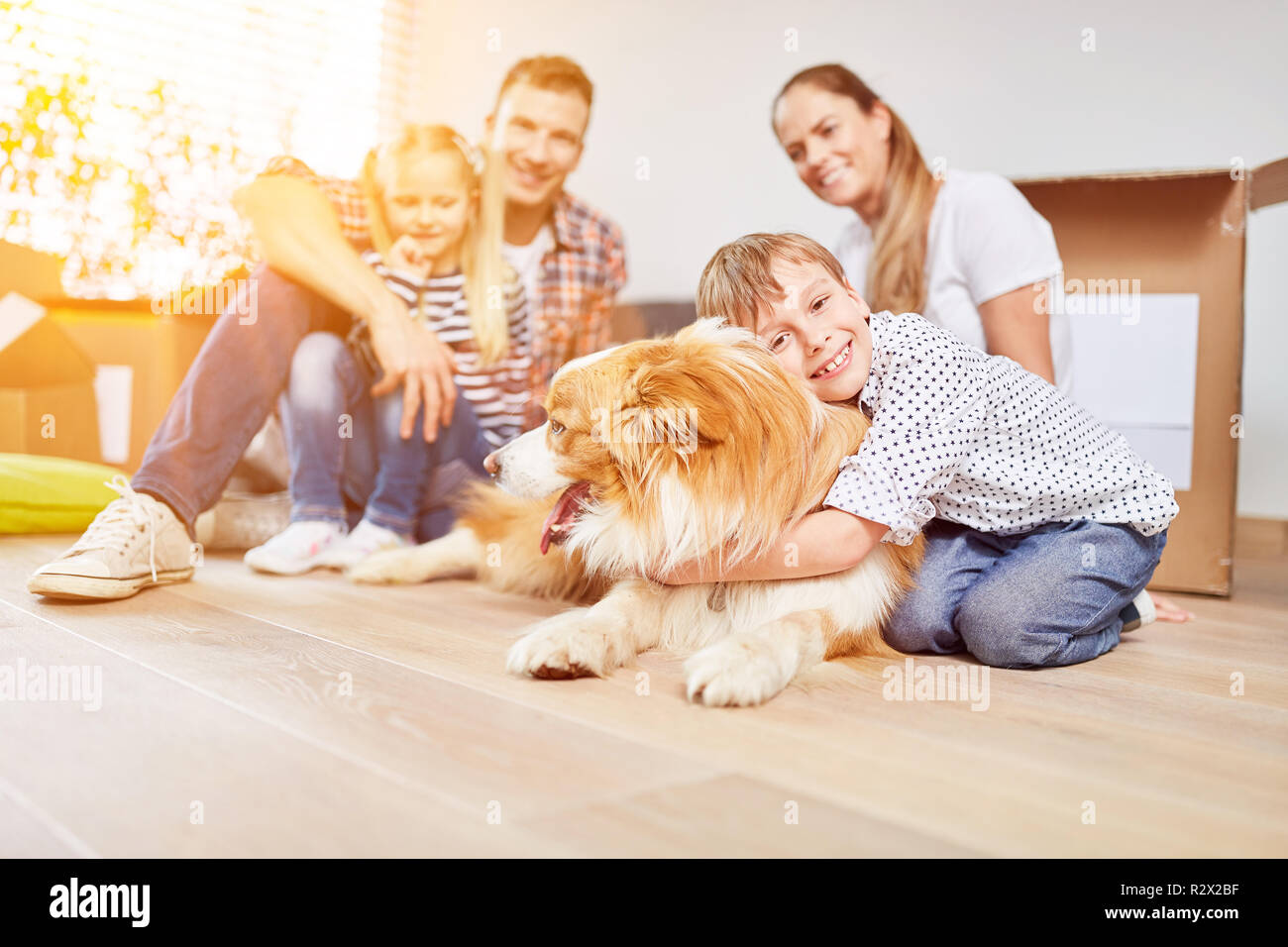 Famille heureuse avec deux enfants et le chien a la recherche d'une maison familiale Banque D'Images