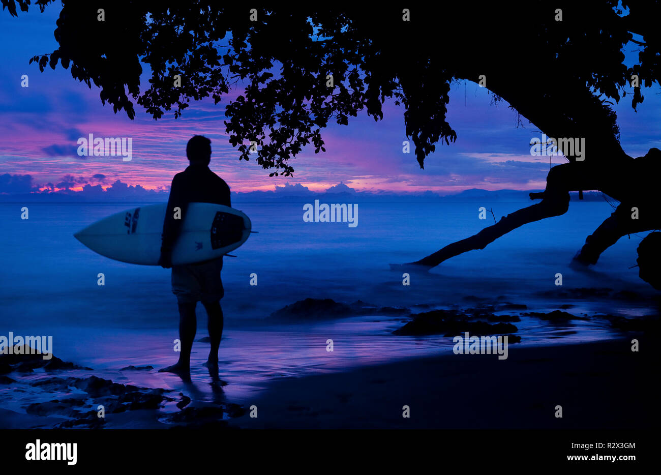 Silhouettes surfeur au coucher du soleil, au sud, l'Indonésie. Siberut Banque D'Images