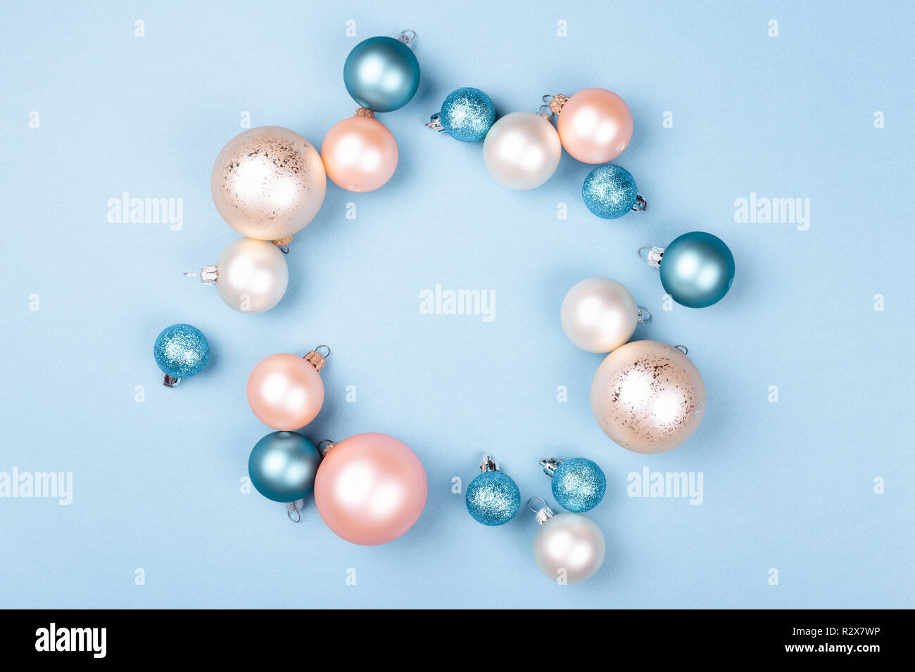 Châssis circulaire faite de boules de Noël sur fond bleu. Carte de vacances de style minimal. Banque D'Images