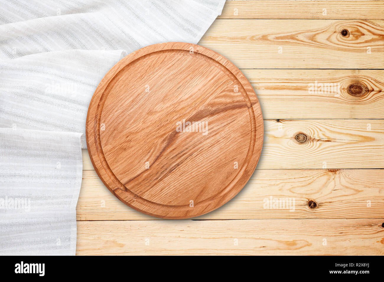 Tapis de table et planche à pizza sur vintage table en bois. Vue supérieure de la maquette Banque D'Images