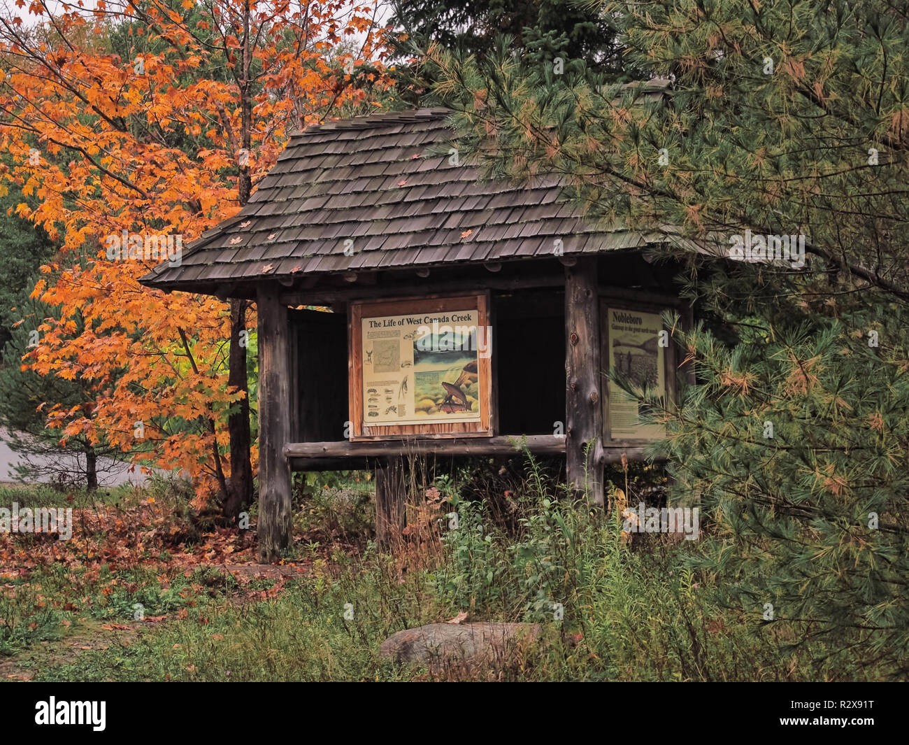 Le comté de Hamilton, New York, USA. Le 10 octobre 2018. La station d'information publique à l'extérieur de l'Ouest Canada Creek Lake Pleasant dans les Adirondack Muntains de Banque D'Images