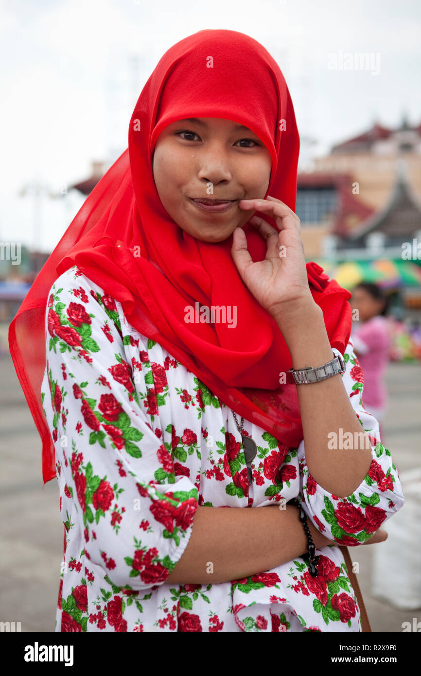 Jeune fille à Sumatra pose pour portrait. Banque D'Images