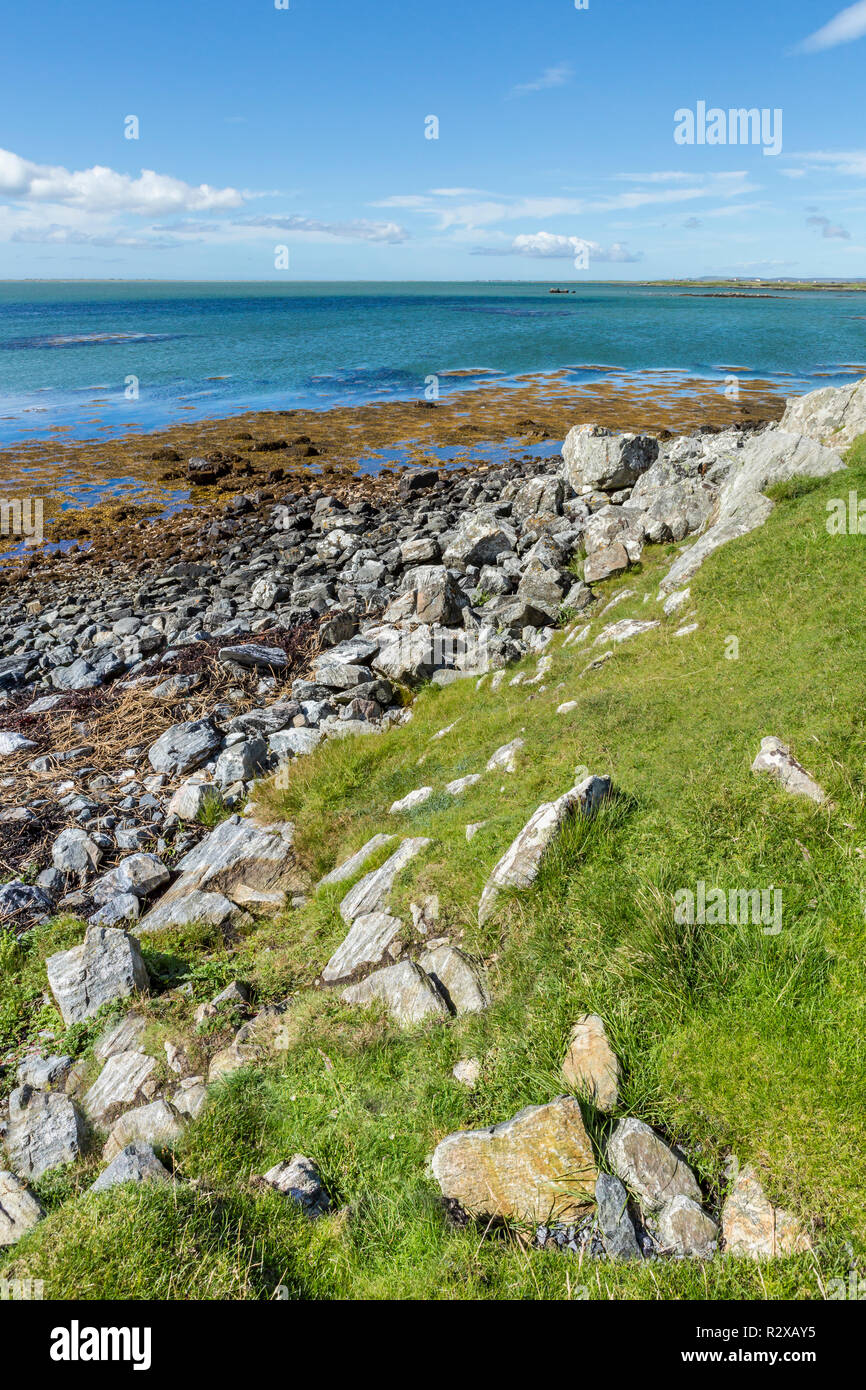Côte Rocheuse écossais lors d'une journée ensoleillée, North Uist, îles Hébrides, Ecosse, Royaume-Uni, Europe Banque D'Images
