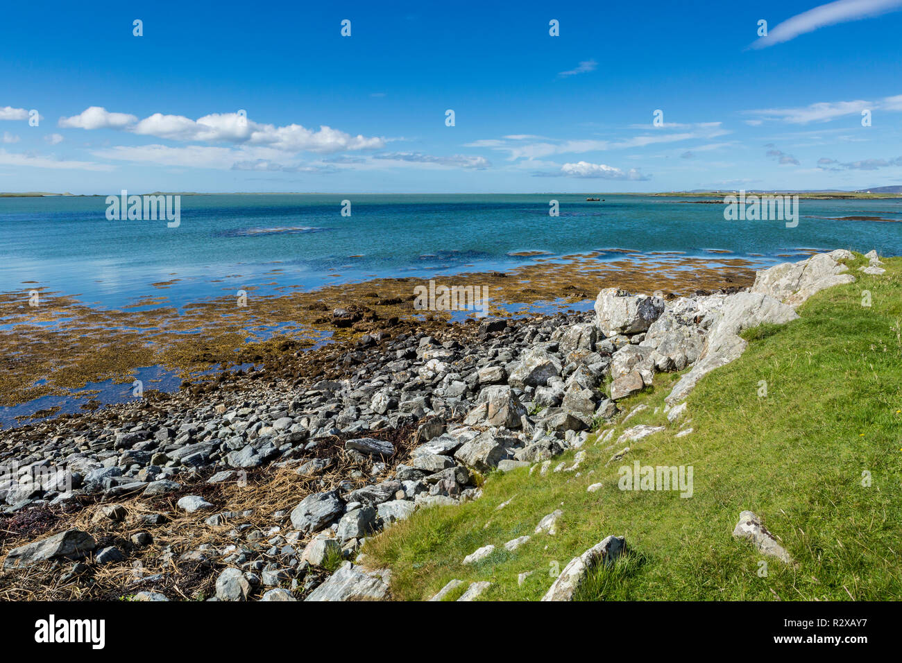 Côte Rocheuse écossais lors d'une journée ensoleillée, North Uist, îles Hébrides, Ecosse, Royaume-Uni, Europe Banque D'Images