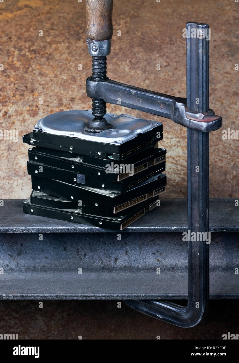 Vis de serrage lourde pression donnant à plusieurs disques durs Banque D'Images