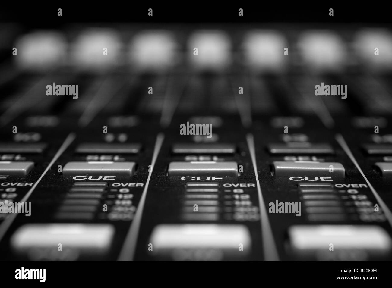 Indicateurs de signal audio professionnel sur la console de commande de mixage sonore Banque D'Images