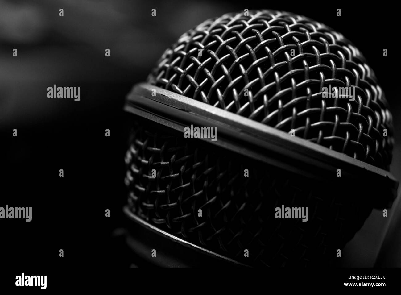 Microphone audio professionnelle monochrome auvent selective focus Banque D'Images