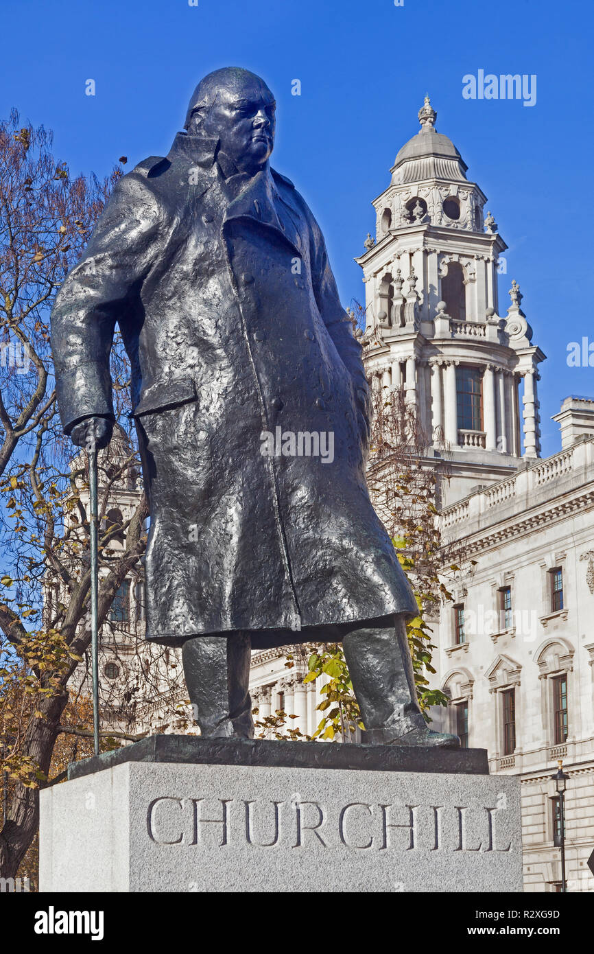 Londres, Westminster. La statue de Churchill sur la principale Place du Parlement en vert, avec vue sur le Parlement. Banque D'Images