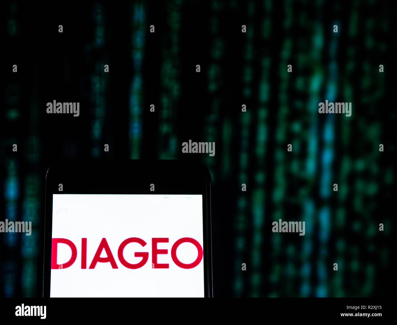 Diageo Boissons logo de l'entreprise vu affichée sur un téléphone intelligent. Diageo plc est une société multinationale britannique boissons alcoolisées, dont le siège est à Londres, Angleterre et pays sur les six continents. Il a été le plus grand distillateur jusqu'à être dépassée par la Chine, Kweichow Moutai le 9 avril 2017. Marques de Diageo : Smirnoff, Johnnie Walker, Baileys et Guinness. Banque D'Images Diageo Boissons logo de l'entreprise vu affichée sur un téléphone intelligent. Diageo plc est une société multinationale britannique boissons alcoolisées, dont le siège est à Londres, Angleterre et pays sur les six continents. Il a été le plus grand distillateur jusqu'à être dépassée par la Chine, Kweichow Moutai le 9 avril 2017. Marques de Diageo : Smirnoff, Johnnie Walker, Baileys et Guinness. Banque D'Images