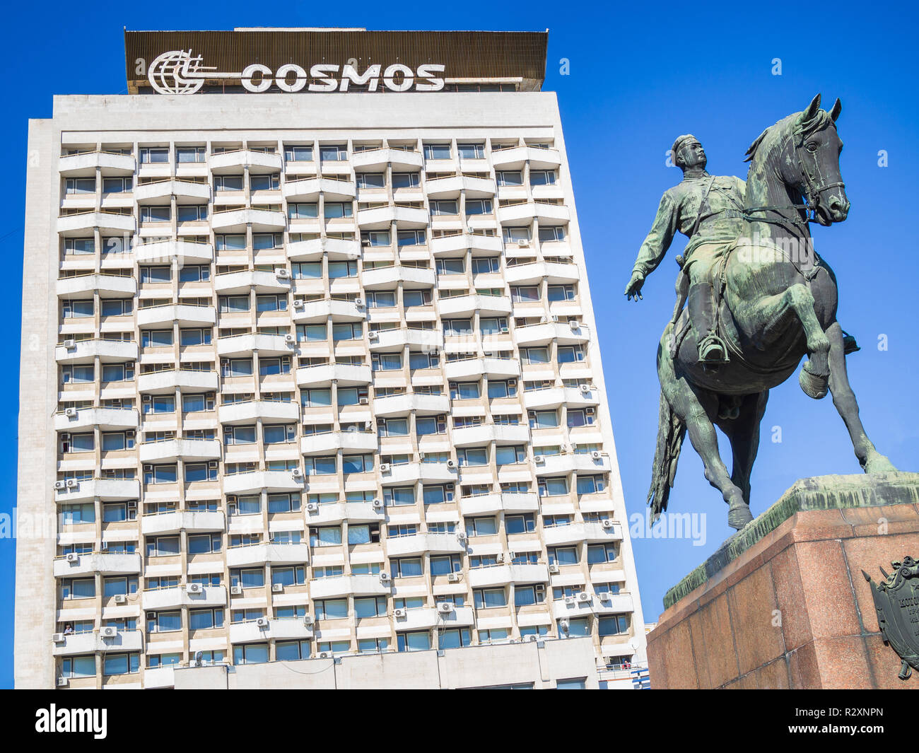 CHISINAU, MOLDOVA-Octobre 3, 2018 : Grigore Kotovski par Dubinovschi Lazar la statue en face de l'hôtel Cosmos Banque D'Images