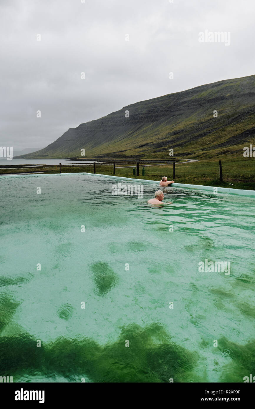 La piscine géothermique naturelle dans Reykjafjörður Reykjafjarðarlaug fjord, appelé dans la piscine de l'Islande Westfjords. Banque D'Images