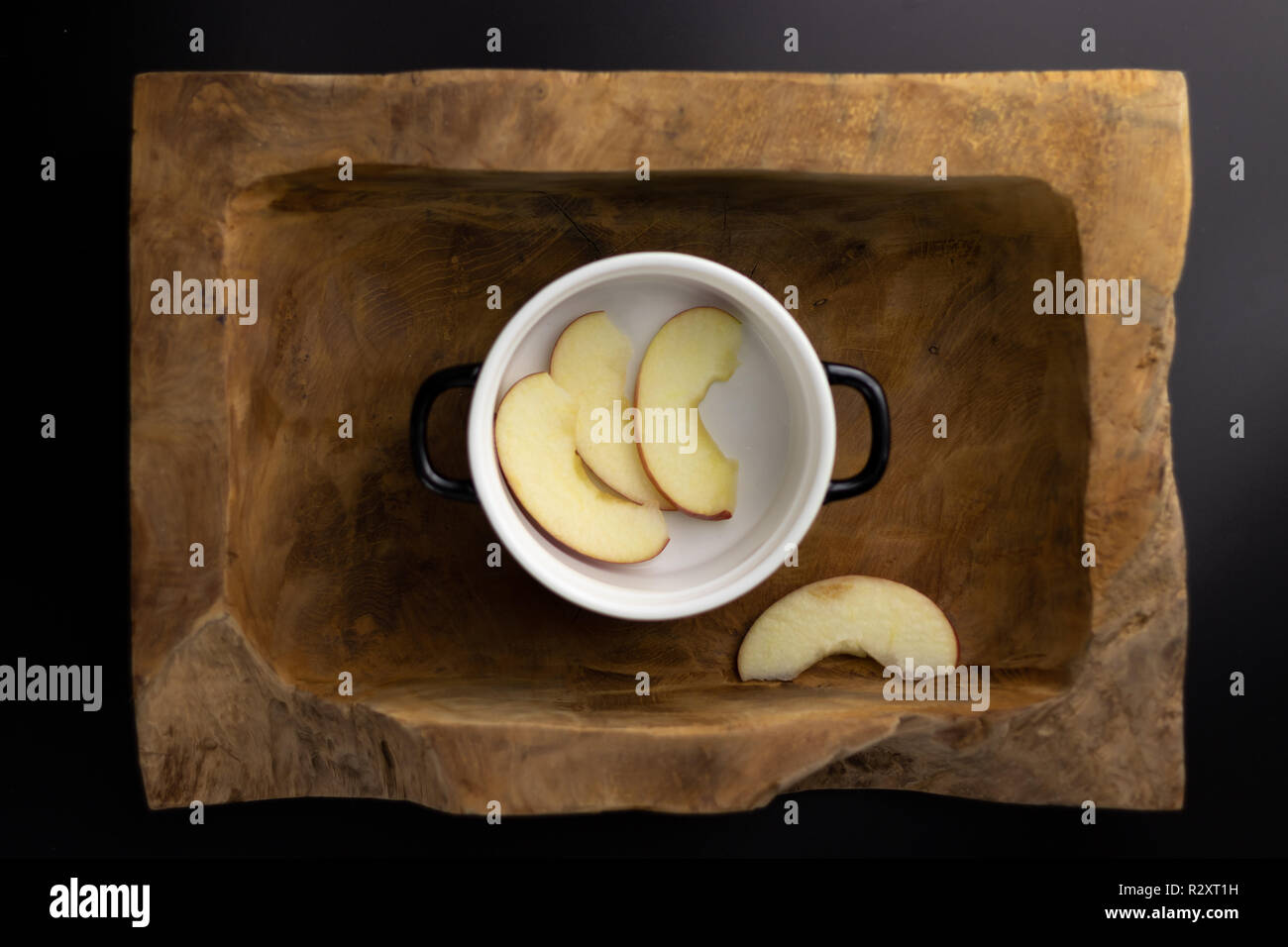 Le petit-déjeuner sur un bol rectangulaire en bois noir et blanc avec un pot. Banque D'Images