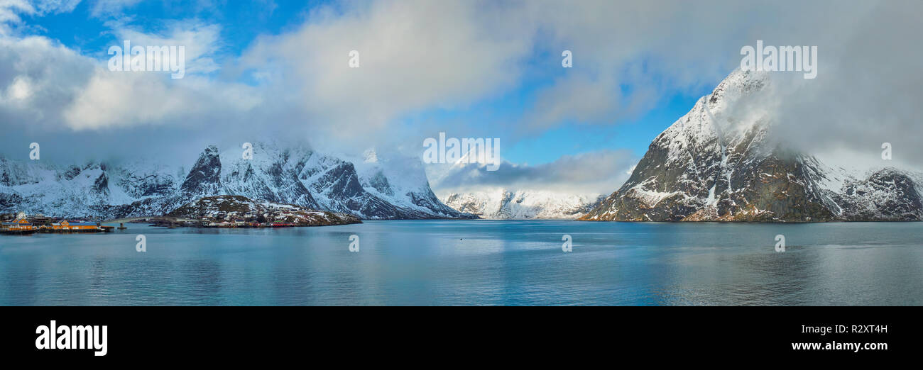 Norwegian fjord et montagne en hiver. Les îles Lofoten, Norvège Banque D'Images