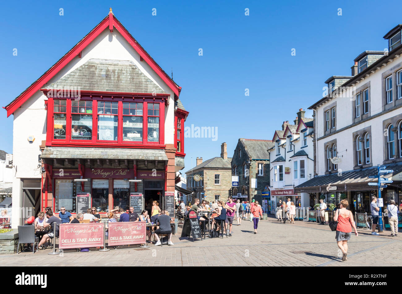 Lake district UK Keswick Lake District personnes shopping dans les magasins et cafés sur la rue principale place de marché Keswick Cumbria England GB UK Europe Banque D'Images