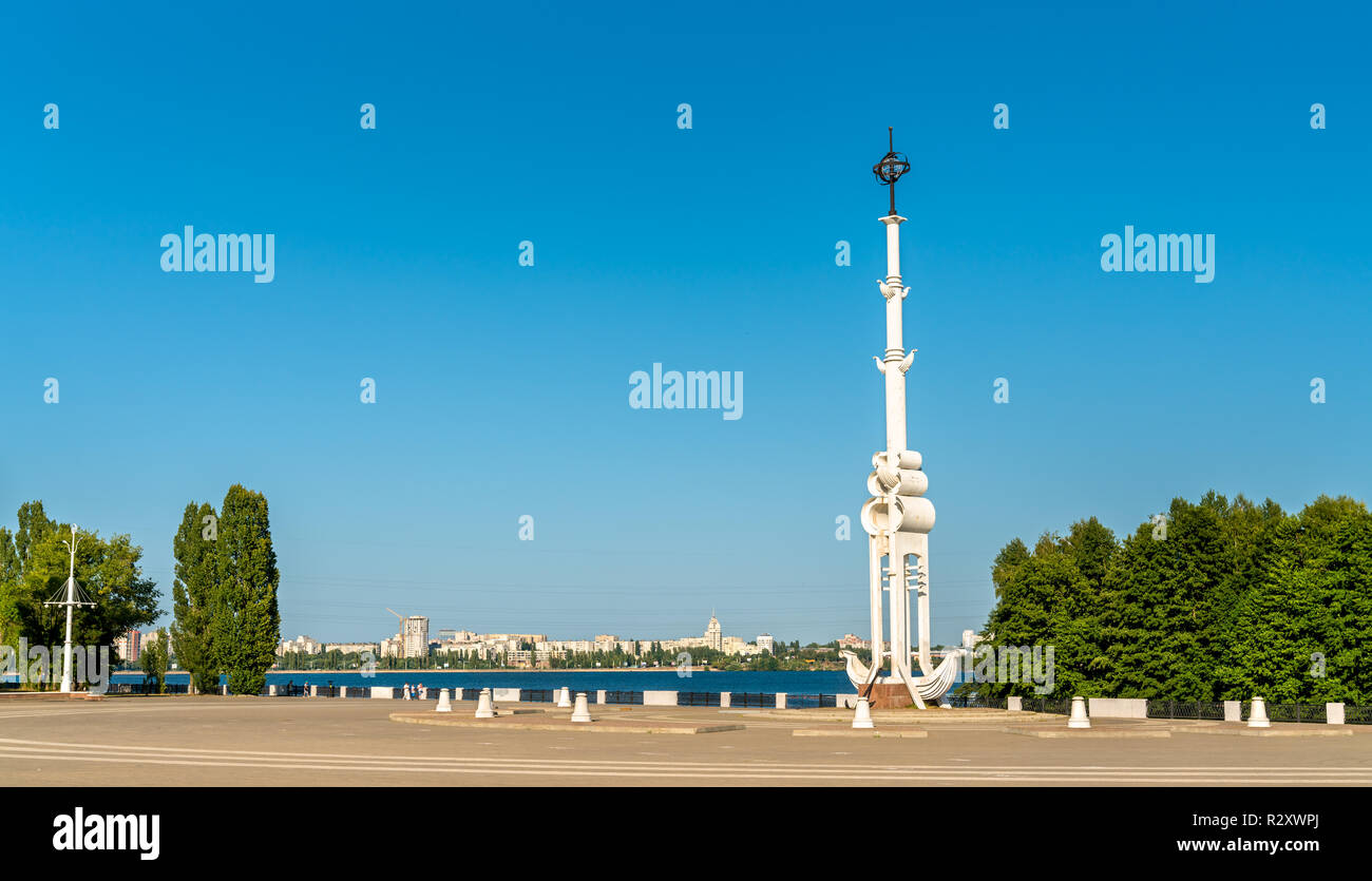 La colonne rostrale de la place de l'Amirauté sur Petrovskaya Embankment à Voronej, Russie Banque D'Images