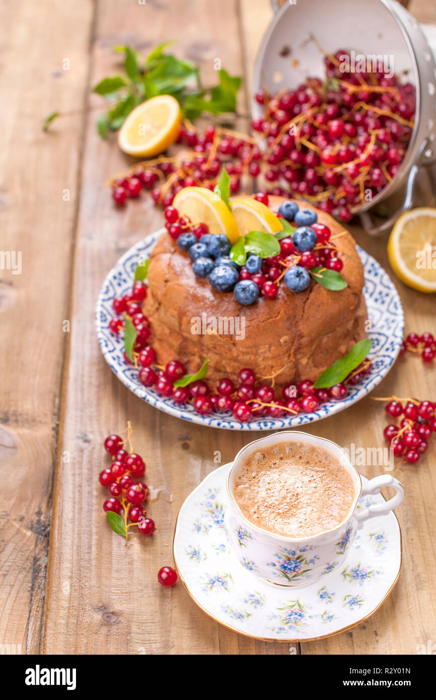 Gateau Eponge Ronde Avec Des Baies De Cassis Et De Myrtilles Sur Une Table En Bois Beaucoup De Petits Fruits Et Aromatiques Du Cafe Le Matin Pour Le Petit Dejeuner Espace Libre Pour Gateau Eponge Ronde Avec Des Baies De Cassis Et De Myrtilles Sur Une Table En Bois Beaucoup De Petits Fruits Et Aromatiques Du Cafe Le Matin Pour Le Petit Dejeuner Espace Libre Pour
