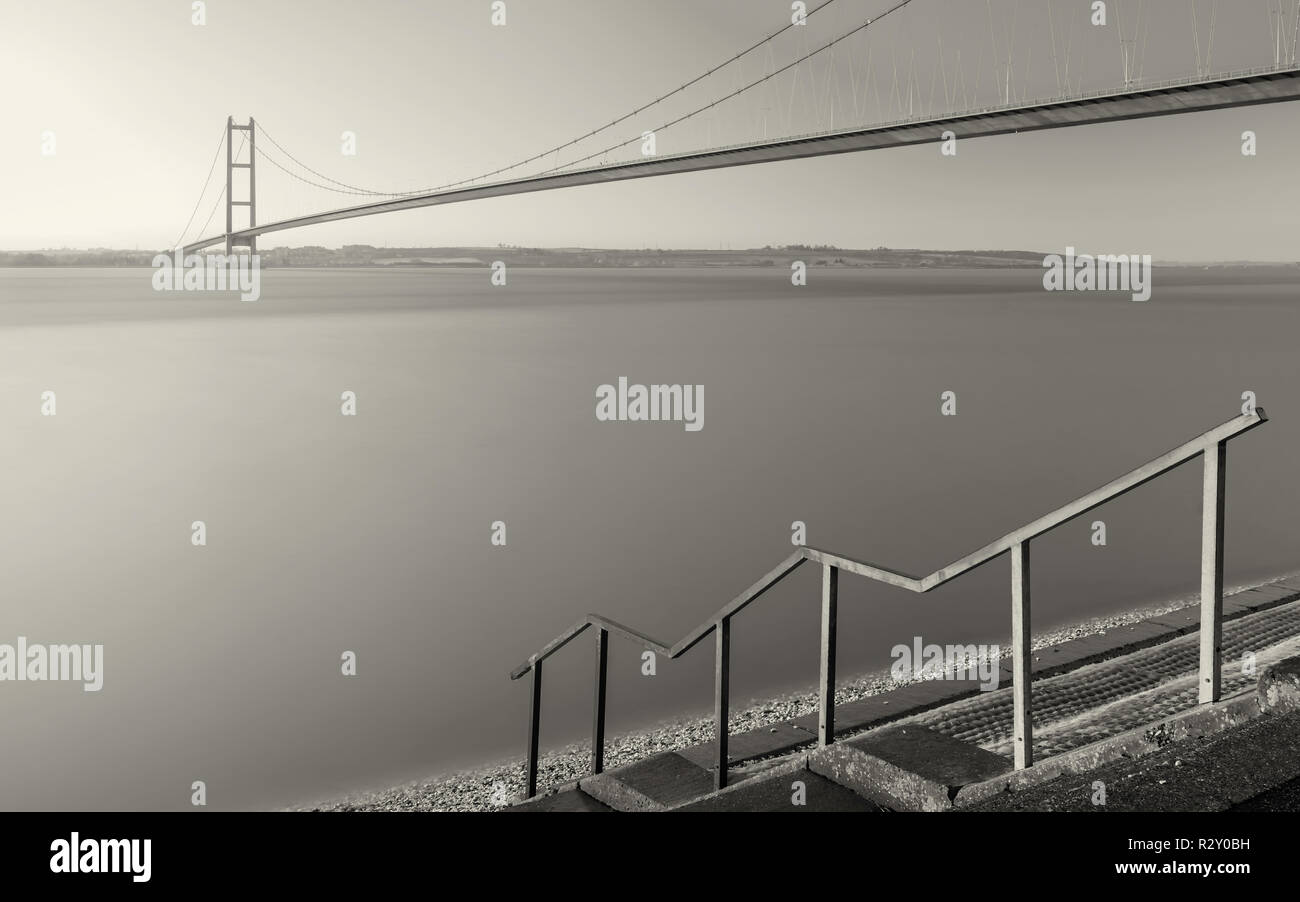 Hull, dans le Yorkshire, UK. Le Humber Bridge sur l'estuaire de l'aube à marée haute à l'automne, Yorkshire, Royaume-Uni. matin en automne, Yorkshire, UK. Banque D'Images