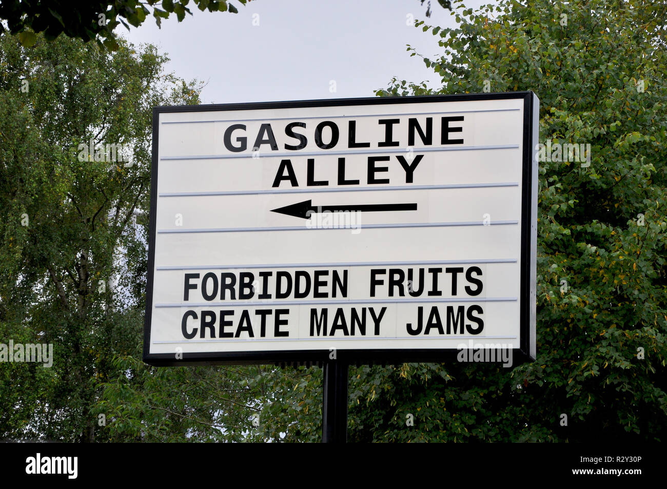 Signe humoristique de l'allée d'essence au Goodwood Revival. Les fruits interdits créent de nombreuses confitures. Signe de plaisanterie de comédie Banque D'Images