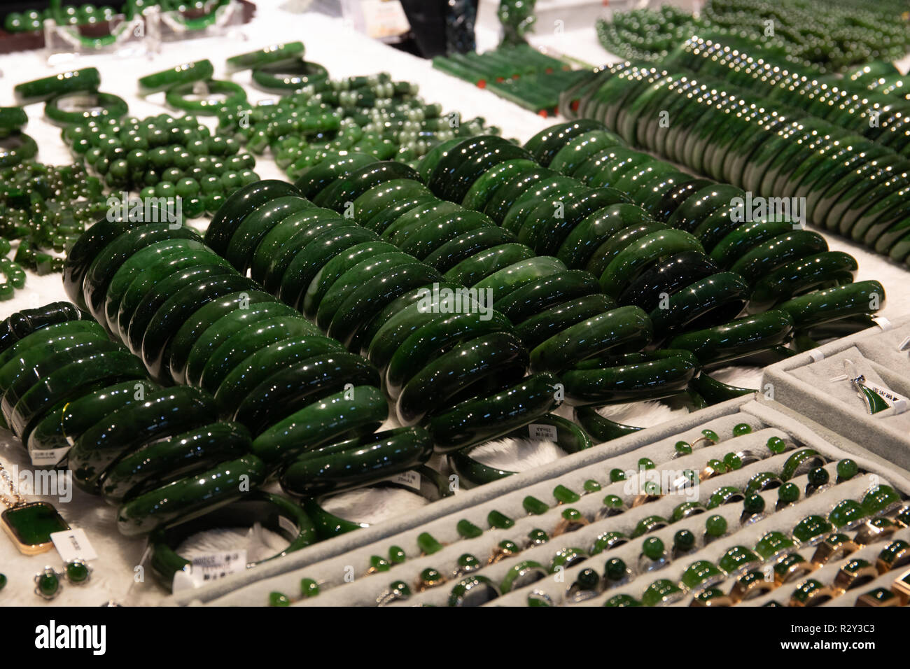Jade bracelets et bagues en vente à la maison Jiangup Marché de Jade à Taipei, Taiwan. Banque D'Images