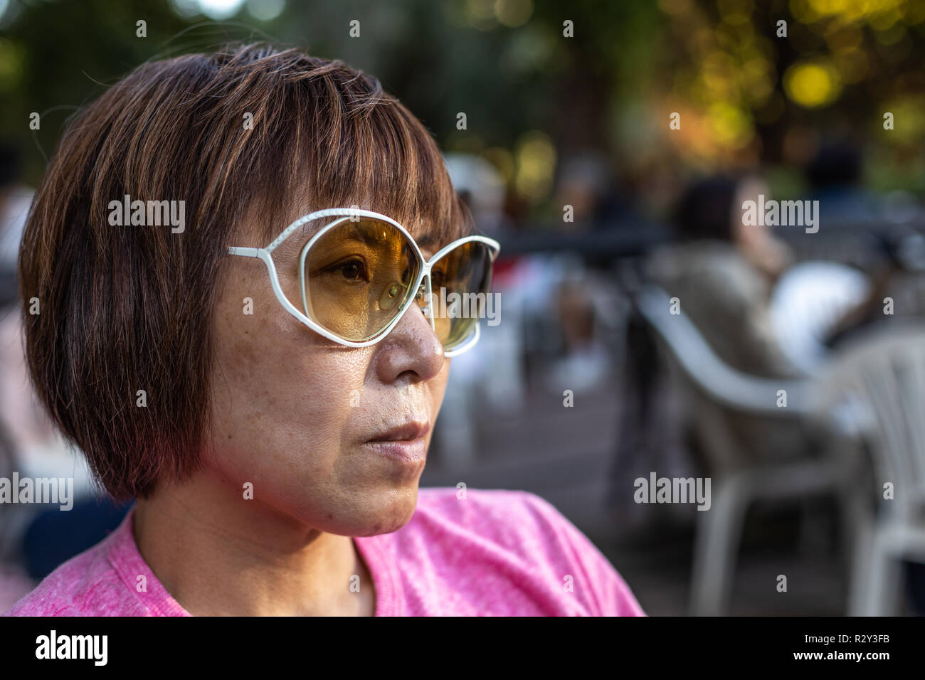 Taiwanais mature femme perdue dans ses pensées Banque D'Images