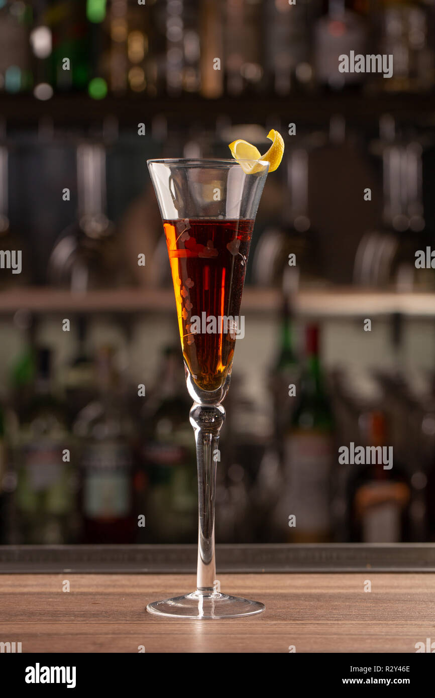 Un cocktail sans alcool dans un verre de l'ancienne mode est sur le bar dans le restaurant. brandy Banque D'Images