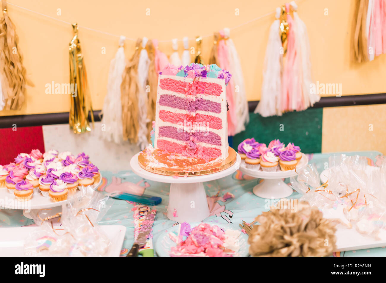 Tranches De Gateau Avec Unicorn Haut Rose Et Violet Couches De Gateau A L Anniversaire De Petite Fille Photo Stock Alamy