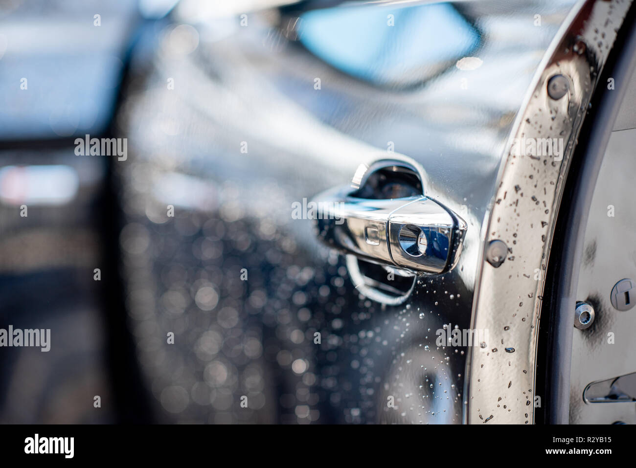 Close-up d'une poignée de porte d'une voiture lavée à l'extérieur Banque D'Images