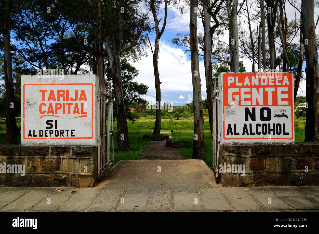 Oui au sport, non à l'alcool des slogans sur entrée au terrain de sport, Tarija, Bolivia Banque D'Images