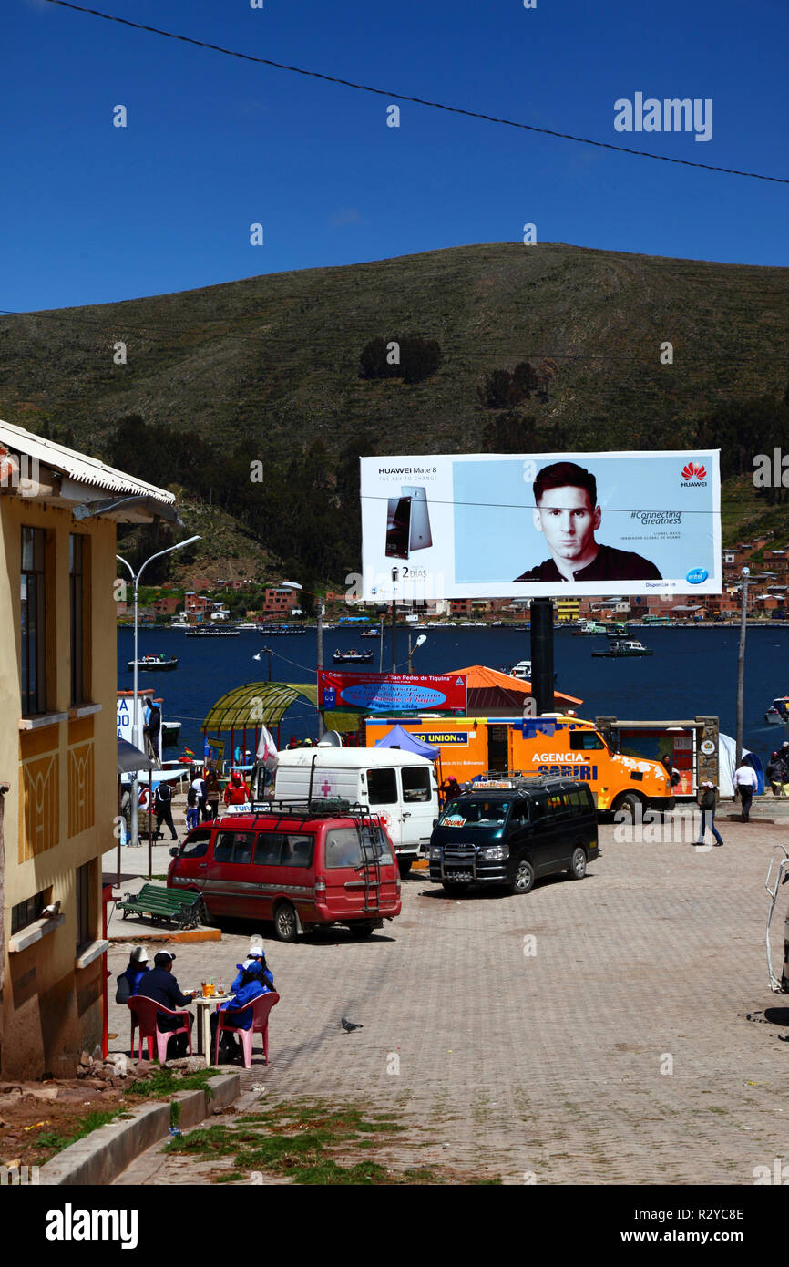 Lionel Messi sur le panneau publicitaire Huawei Mate 8 smartphone à côté du détroit de Tiquina (partie du lac Titicaca), Bolivie Banque D'Images