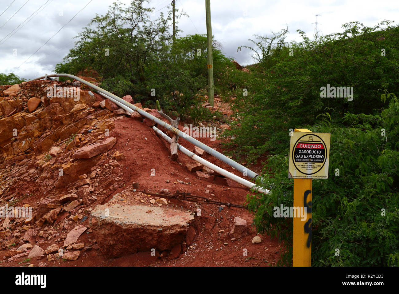 Panneau d'avertissement à côté du tuyau de gaz naturel, la Villa Abecia, département de Chuquisaca, Bolivie Banque D'Images