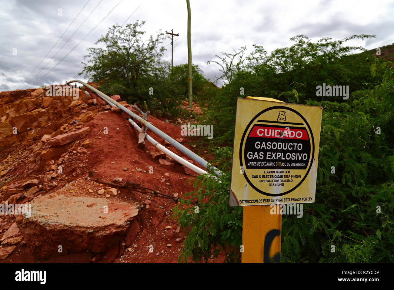 Panneau d'avertissement à côté du tuyau de gaz naturel, la Villa Abecia, département de Chuquisaca, Bolivie Banque D'Images
