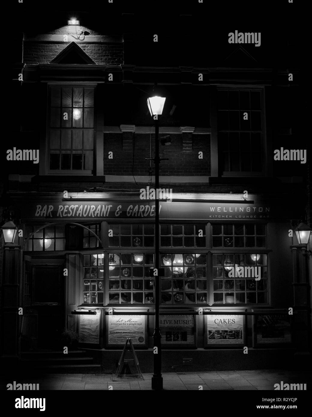 Un pub britannique typique éclairée par la lampe de rue Banque D'Images