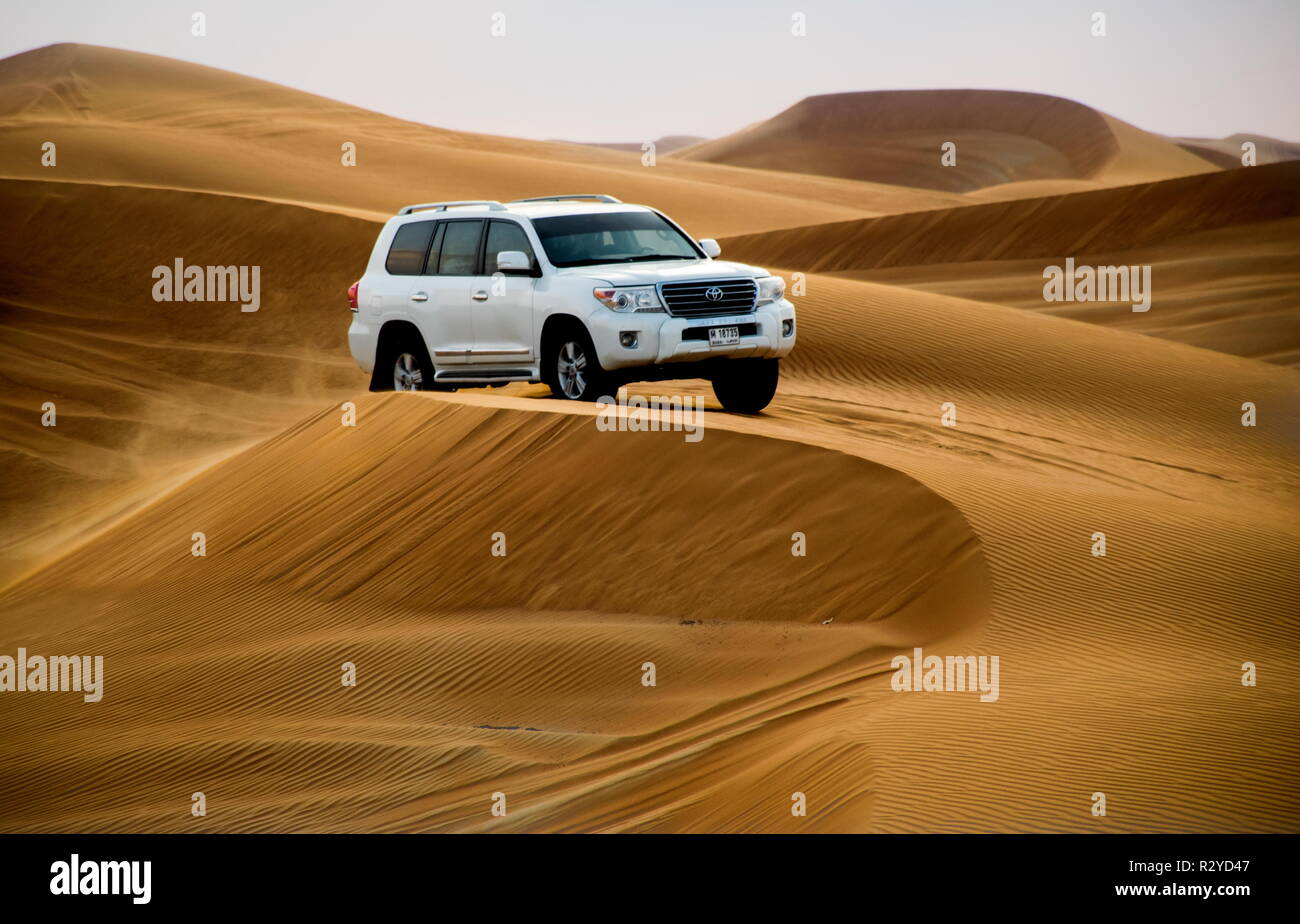 Dubaï, Émirats arabes unis - Février 01 : safari dans le désert à Dubaï, Émirats arabes unis. Dune Bashing par un 4x4 est une activité très populaire. Banque D'Images