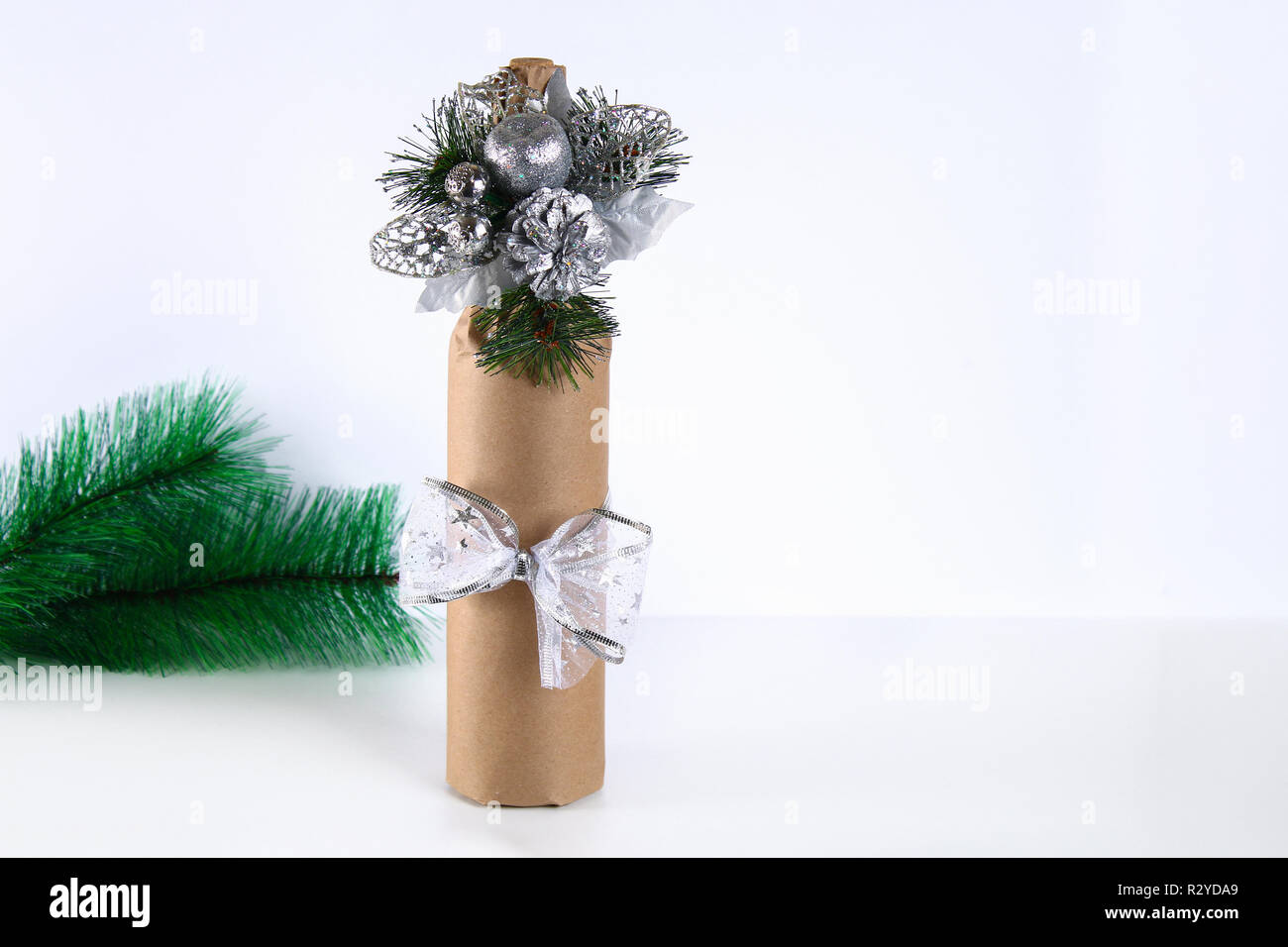 Bouteilles d'alcool, d'emballage de cadeaux de Noël pour faire vous-même.  Emballage les bouteilles de papier kraft, rubans, perles et décoration de  Noël. Bricolage, étape par étape, gui Photo Stock - Alamy