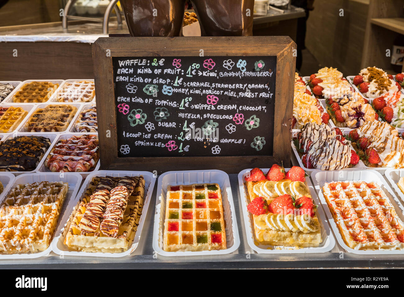Gaufres Belges traditionnels il la boulangerie avec des prix, Bruxelles Banque D'Images