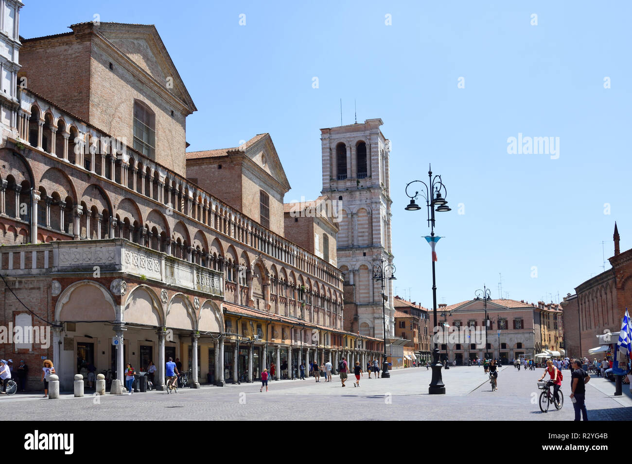 Piazza Trento Trieste à Ferrara - place du Duomo et le palais Ducale ( Ferrara est une ville dans la région Émilie-romagne en Italie. Elle est connue pour les bâtiments érigés par ses dirigeants de la Renaissance. La famille Este. Il s'agit notamment du château à douves Este, avec ses somptueuses chambres privées. La famille a aussi construit le Palais Diamanti), l'Italie, l'italien. Banque D'Images