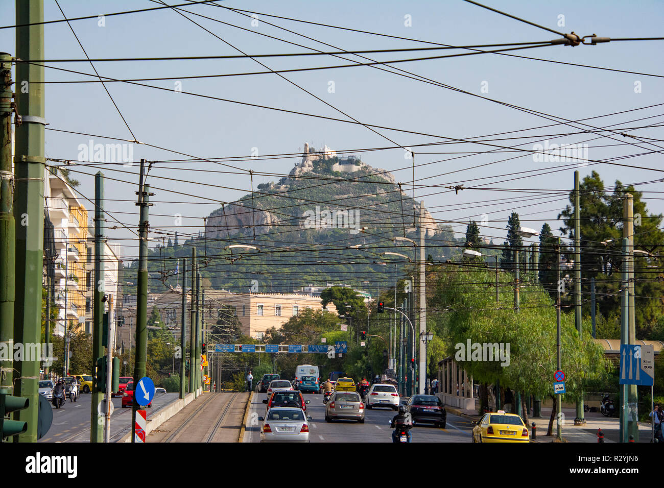 Une rue d'Athènes, avec une vue sur la Colline de Lycabettus Banque D'Images