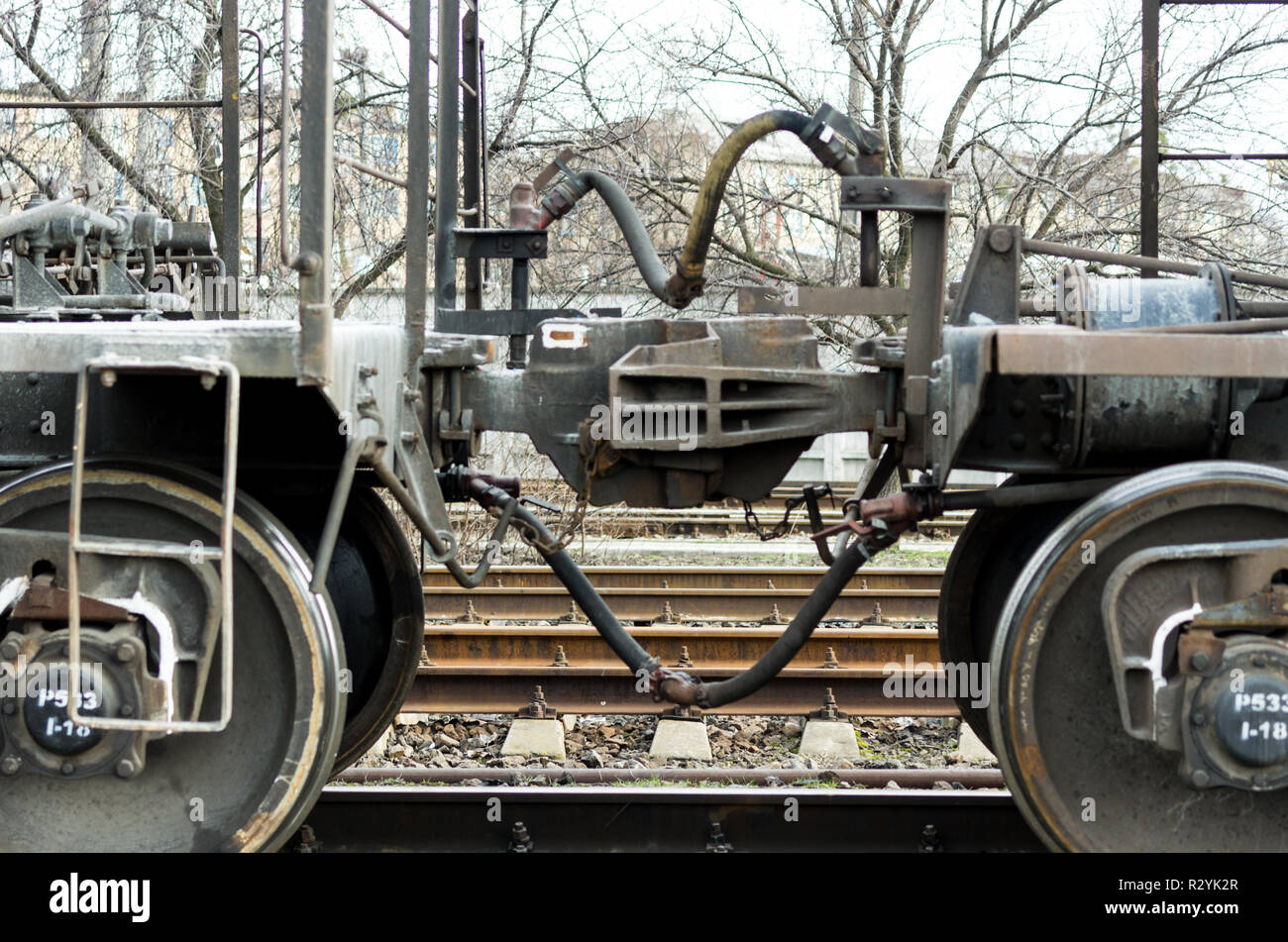 Train. La connexion de deux voitures. Wagon de marchandises. Vue de face dans  un train Photo Stock - Alamy