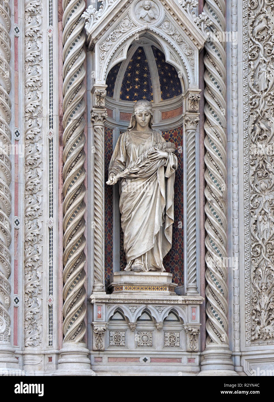Statue de Sainte Reparata dans la façade de la cathédrale (Cattedrale di Santa Maria del Fiore) dans la Piazza del Duomo, dans le centre de Florence, Toscane, Italie Banque D'Images