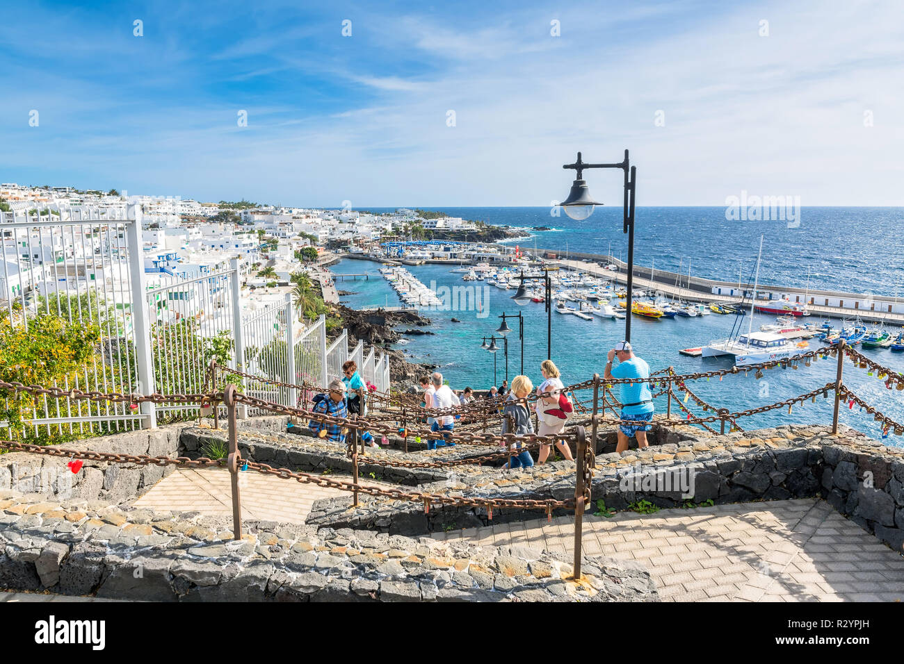 Puerto del Carmen, Espagne - 30 décembre 2016 : la vue quotidienne de la vieille ville et la promenade du port avec les touristes à Puerto del Carmen, Espagne. Puerto del Carmen est Banque D'Images