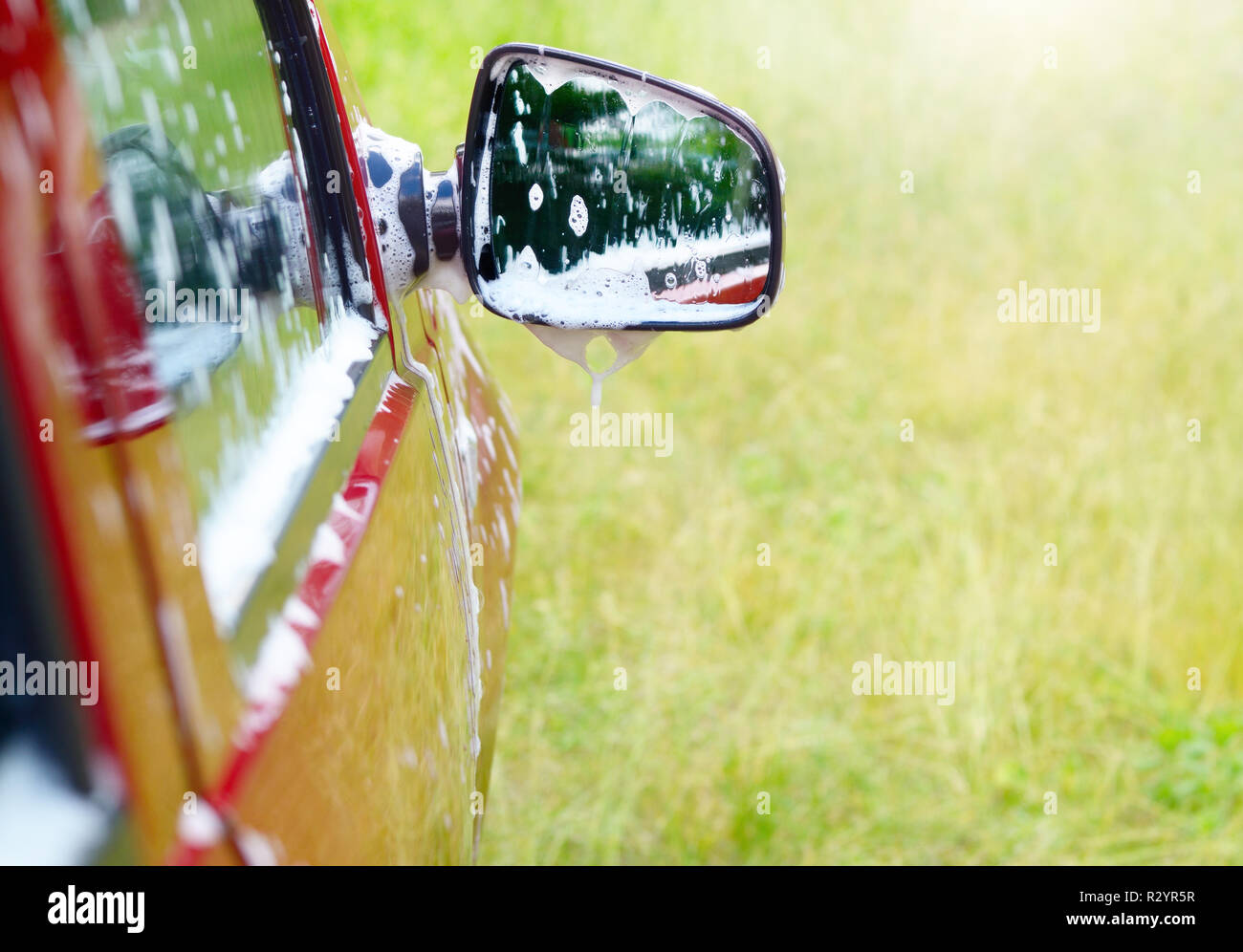 Mousse de savon sur la fenêtre de voiture et miroir. Service de lavage de voiture concept. Place pour le texte Banque D'Images