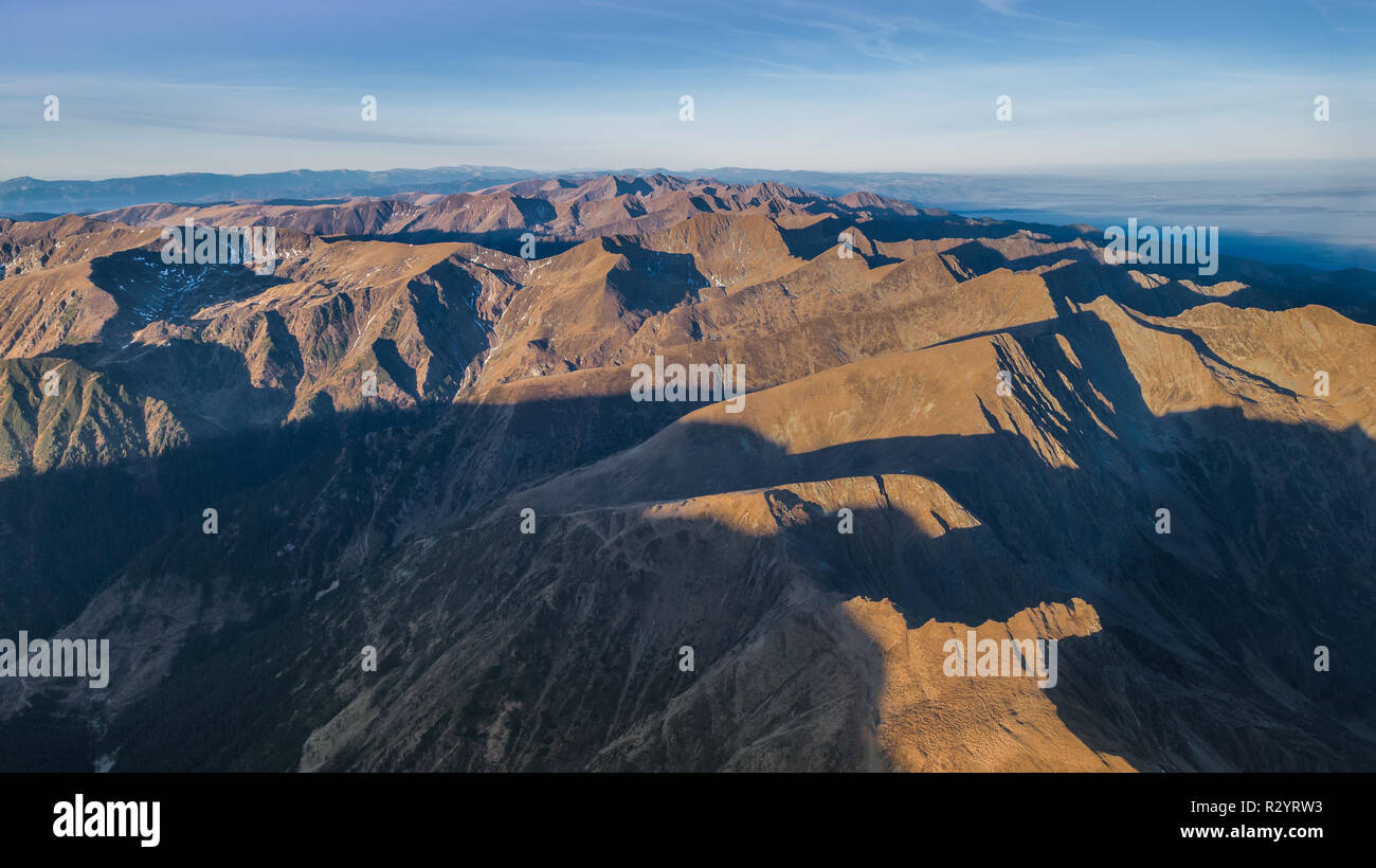 Paysage de montagne à Fagaras Mountains, en Roumanie. Vue aérienne Banque D'Images