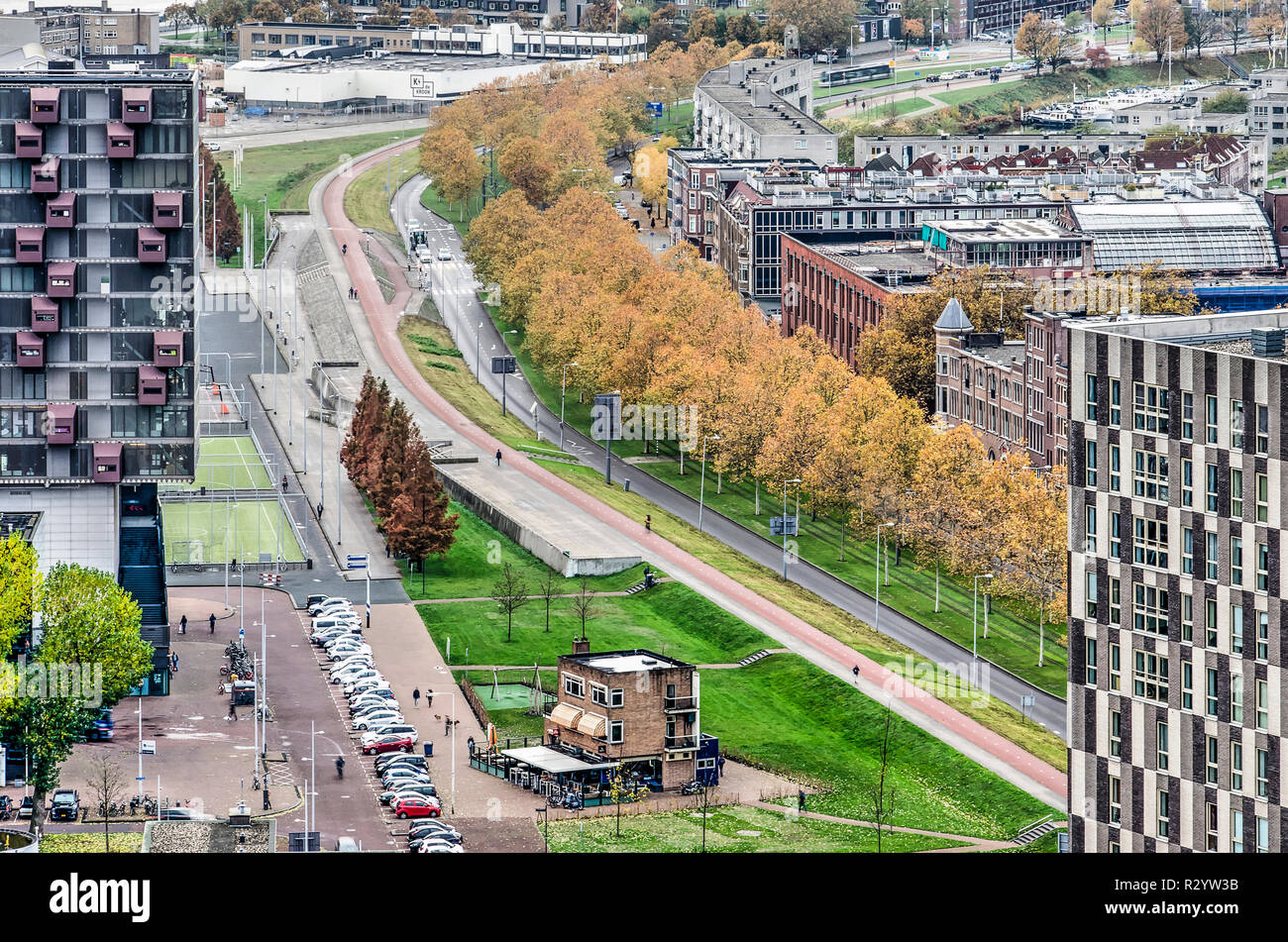 Rotterdam, Pays-Bas, le 12 novembre 2018 : Westzeedijk avec piste cyclable adjacente et digue sépare l'ancien quartier Delfshaven Banque D'Images