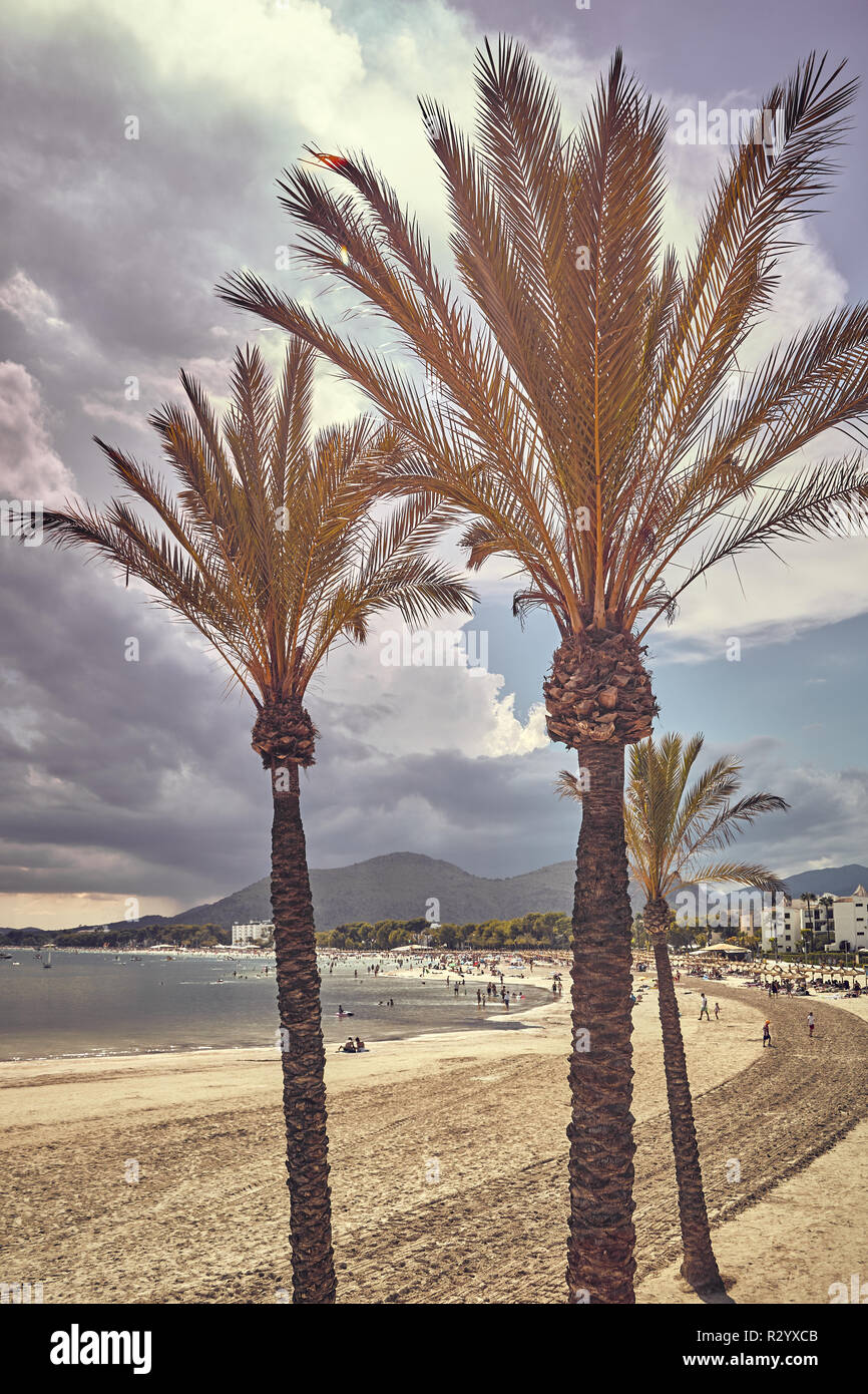 Vintage photo aux couleurs d'une plage au coucher du soleil, le port de Alcudia, Mallorca. Banque D'Images