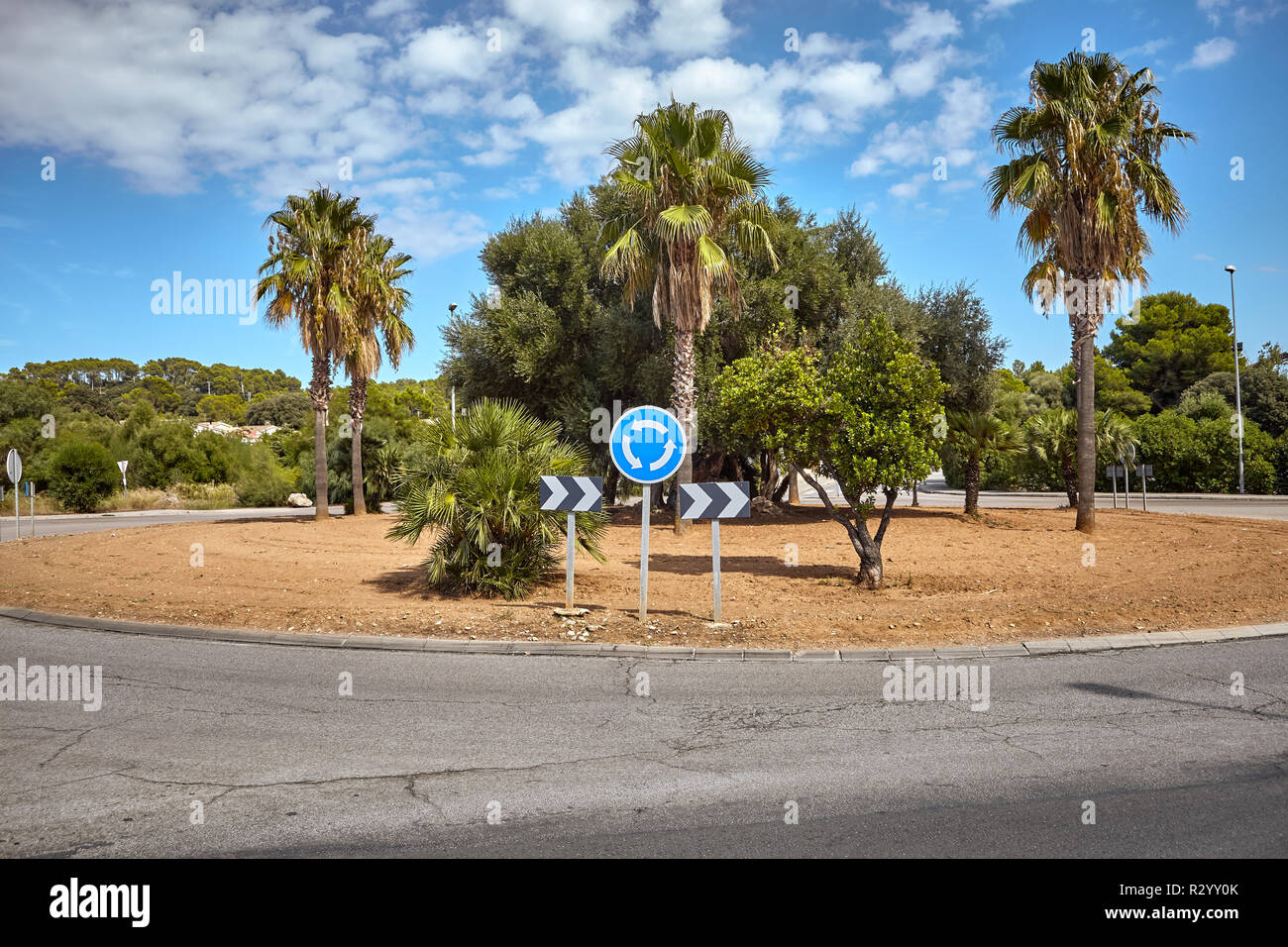 Rond-point sur une journée ensoleillée, travel concept. Banque D'Images