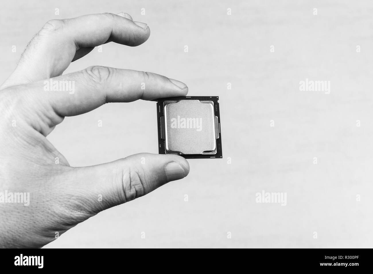 Les griffes de l'homme des maquettes pour pc de 8e gen sur fond gris libre vue d'en haut, photo en noir et blanc Banque D'Images