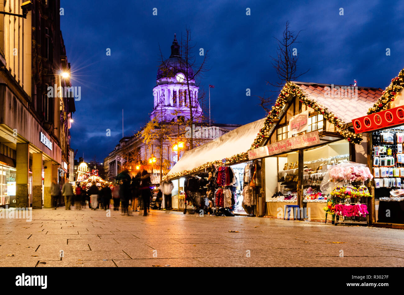 Une longue exposition de Nottingham Marché de Noël en 2018 en place du Vieux Marché, Nottingham, Royaume-Uni Banque D'Images